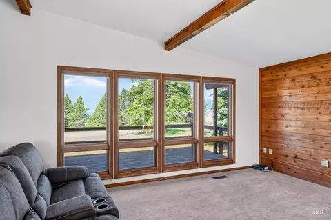 Living - 516 Skyline Dr, Cascade, ID 83611 photo 4 of 4