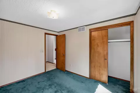Bedroom - 516 Skyline Dr, Cascade, ID 83611 photo 4 of 7