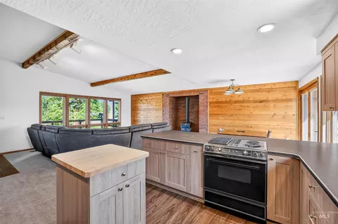 Kitchen - 516 Skyline Dr, Cascade, ID 83611 photo 3 of 4