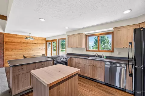 Kitchen - 516 Skyline Dr, Cascade, ID 83611 photo 4 of 4