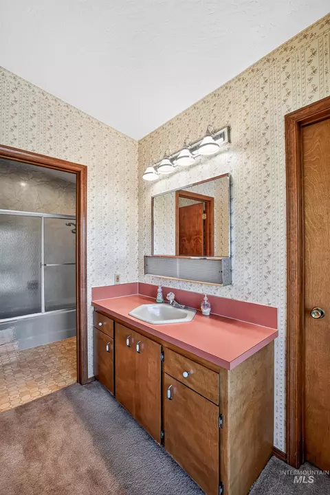 Bath - 516 Skyline Dr, Cascade, ID 83611 photo 2 of 7
