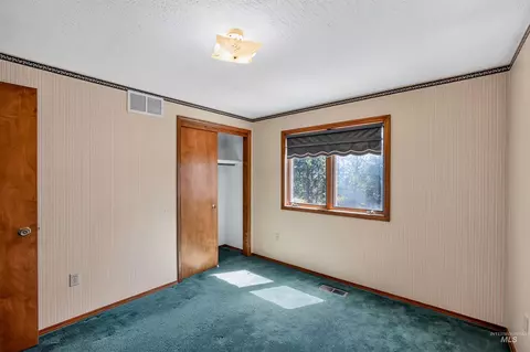 Bedroom - 516 Skyline Dr, Cascade, ID 83611 photo 3 of 7