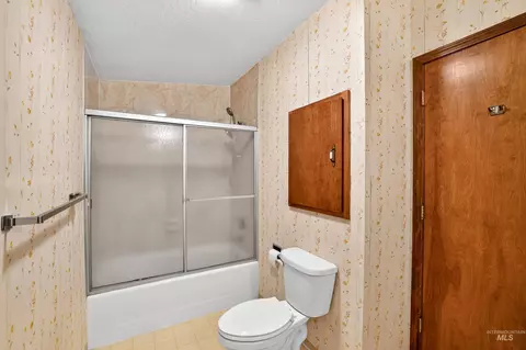 Bath - 516 Skyline Dr, Cascade, ID 83611 photo 5 of 7