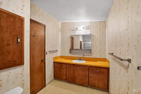 Bath - 516 Skyline Dr, Cascade, ID 83611 photo 3 of 7