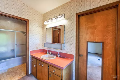 Bath - 516 Skyline Dr, Cascade, ID 83611 photo 1 of 7
