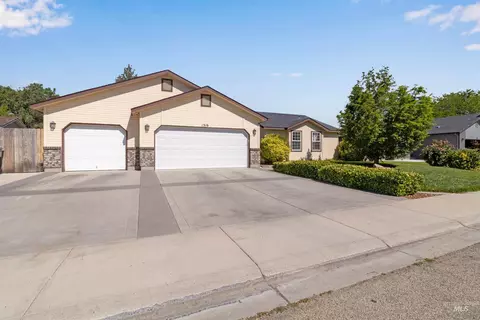 1316 Willow Creek Dr, Nampa, ID 83686
