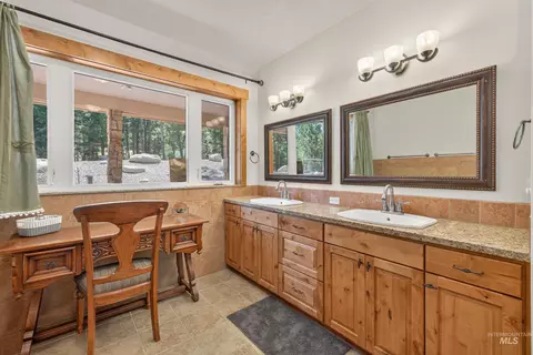 Bath - 21 Starflower Dr, Cascade, ID 83611 photo 3 of 7