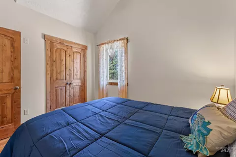 Bedroom - 21 Starflower Dr, Cascade, ID 83611 photo 5 of 7