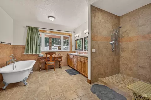 Bath - 21 Starflower Dr, Cascade, ID 83611 photo 2 of 7