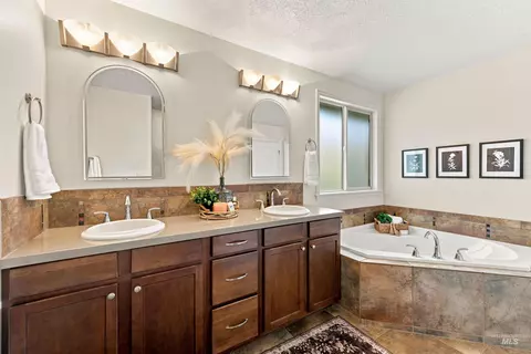 Bath - 711 W Colbert St, Meridian, ID 83646 photo 3 of 6