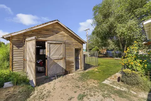 Exterior - 108 E C St, Shoshone, ID 83352 photo 6 of 9