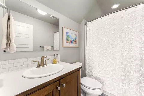 Bath - 2986 S Fox Run Ave, Eagle, ID 83616 photo 2 of 3