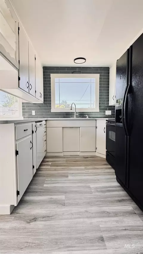 Kitchen - 437 2nd Ave E, Wendell, ID 83355 photo 1 of 2