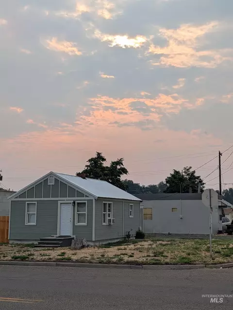 388 SE 2nd St, Ontario, OR 97914
