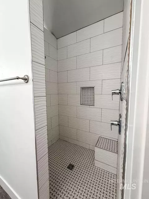 Bath - 2085 E 900 S, Hazelton, ID 83335 photo 3 of 5