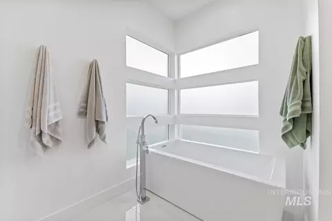 Bath - 1854 W Hampton Bay Dr, Eagle, ID 83616 photo 2 of 5