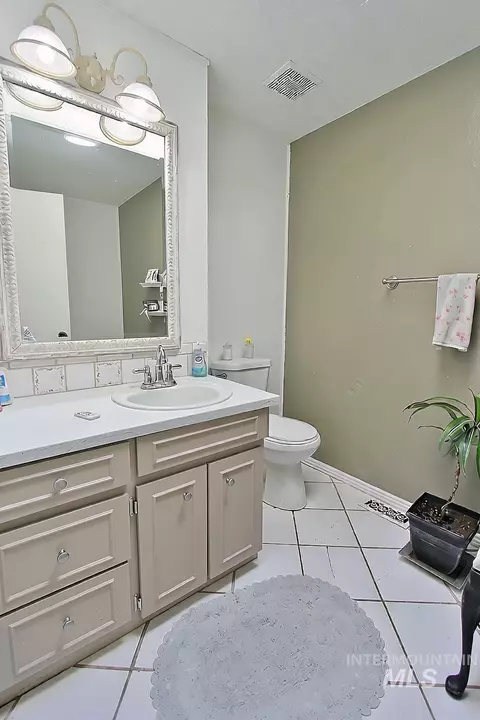 Bath - 698 N Eagle Hills Way, Eagle, ID 83616 photo 2 of 3