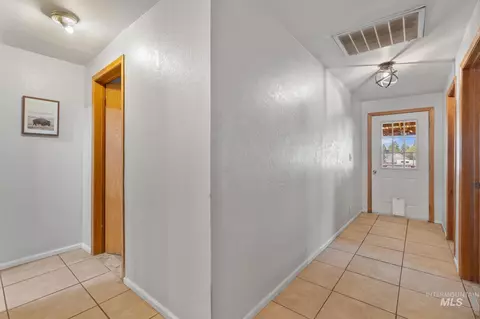 Entry Way - 2119 Ripon Ave, Lewiston, ID 83501 photo 5 of 7