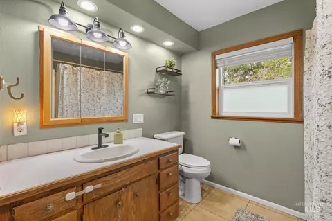 Bath - 2119 Ripon Ave, Lewiston, ID 83501 photo 1 of 2