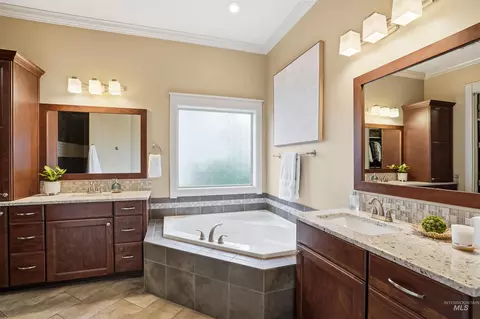 Bath - 6103 W Founders Dr, Eagle, ID 83616 photo 2 of 5
