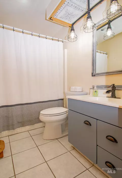 Bath - 606 Thompson Ave, Mccall, ID 83638 photo 1 of 1