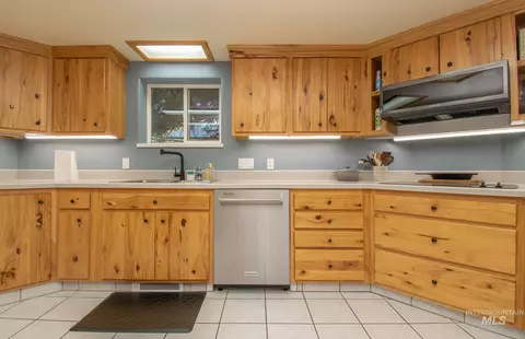 Kitchen - 606 Thompson Ave, Mccall, ID 83638 photo 2 of 3