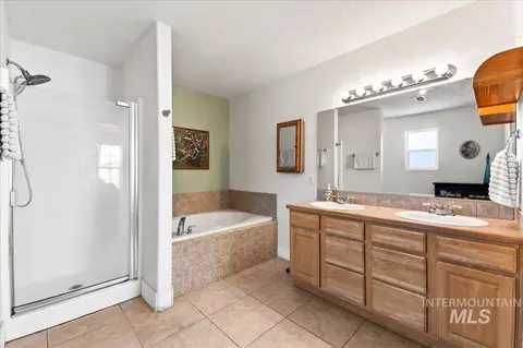 Bath - 335 E Willowcreek Dr, Middleton, ID 83644 photo 1 of 2