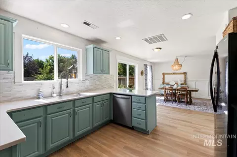 Kitchen - 335 E Willowcreek Dr, Middleton, ID 83644 photo 3 of 4