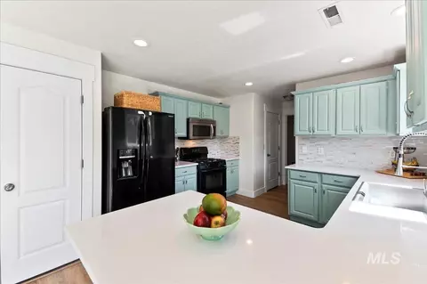 Kitchen - 335 E Willowcreek Dr, Middleton, ID 83644 photo 4 of 4