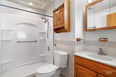 Bath - 442 Crestview Dr, Twin Falls, ID 83301 photo 1 of 2