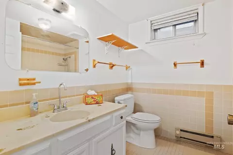 Bath - 442 Crestview Dr, Twin Falls, ID 83301 photo 2 of 2