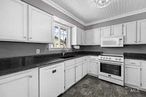 Kitchen - 2007 Ripon Ave, Lewiston, ID 83501 photo 2 of 3
