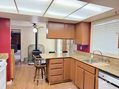 Kitchen - 110 Lakeshore Dr, Cascade, ID 83611 photo 2 of 2