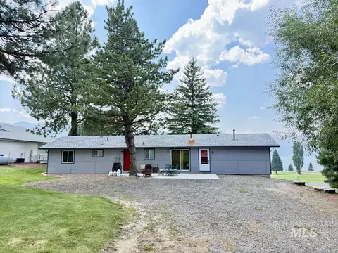 Exterior - 110 Lakeshore Dr, Cascade, ID 83611 photo 4 of 6