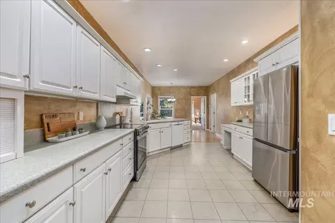Kitchen - 1731 E Myrtle Beach Ct, Eagle, ID 83616 photo 3 of 4