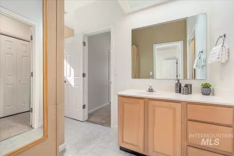 Bath - 1731 E Myrtle Beach Ct, Eagle, ID 83616 photo 4 of 6