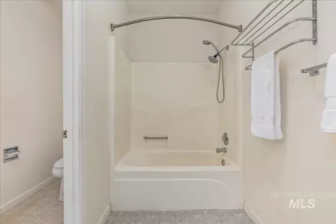 Bath - 1731 E Myrtle Beach Ct, Eagle, ID 83616 photo 3 of 6