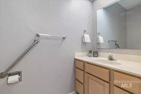 Bath - 1731 E Myrtle Beach Ct, Eagle, ID 83616 photo 6 of 6