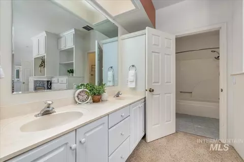 Bath - 1731 E Myrtle Beach Ct, Eagle, ID 83616 photo 2 of 6