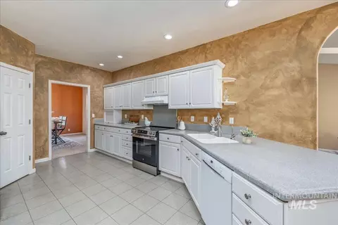 Kitchen - 1731 E Myrtle Beach Ct, Eagle, ID 83616 photo 2 of 4