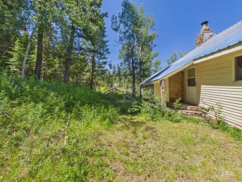Exterior - 17 Lem Ct, Cascade, ID 83611 photo 4 of 6
