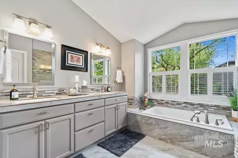 Bath - 552 E River Quarry Ct, Eagle, ID 83616 photo 3 of 4