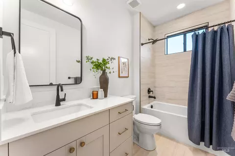 Bath - 360 N Hunter Creek Ave, Eagle, ID 83616 photo 6 of 8