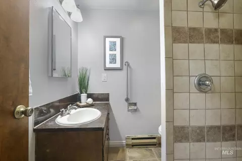 Bath - 207 Sage St, Kimberly, ID 83341 photo 1 of 3