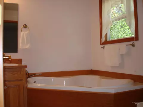 Bath - 628 Syringa Dr, Mccall, ID 83638 photo 3 of 5