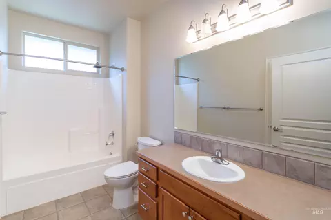 Bath - 974 E Switchback Dr, Meridian, ID 83646 photo 3 of 4