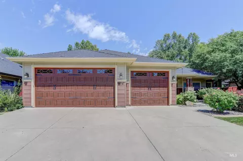 Exterior - 974 E Switchback Dr, Meridian, ID 83646 photo 2 of 7
