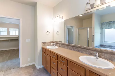 Bath - 974 E Switchback Dr, Meridian, ID 83646 photo 1 of 4