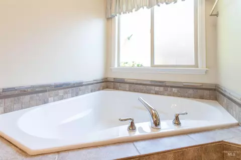 Bath - 974 E Switchback Dr, Meridian, ID 83646 photo 2 of 4