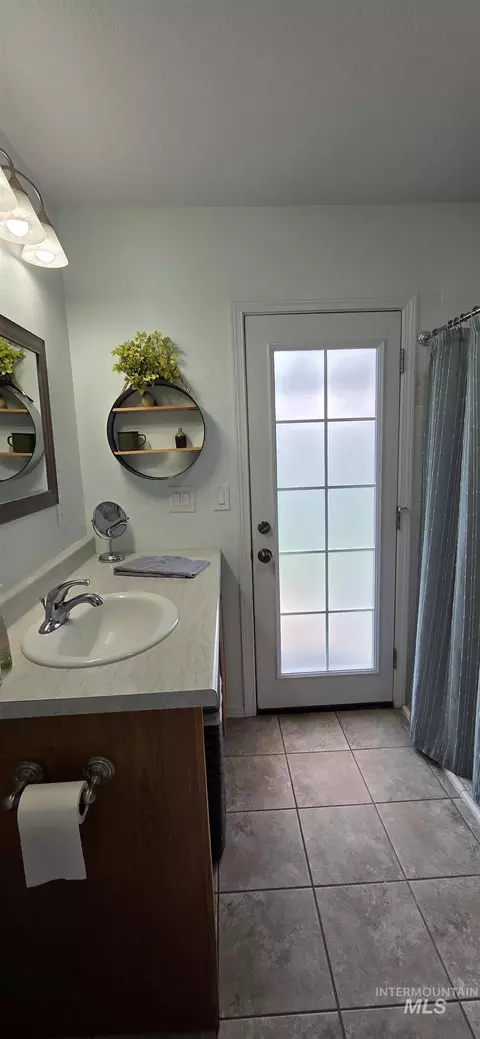 Bath - 1624 Birch Ave, Lewiston, ID 83501 photo 2 of 3